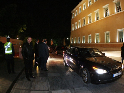 Έξω ξημέρωσε κι ακόμα να φανεί…