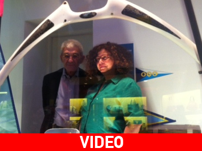 Ο Γιάννης Μπουτάρης «μοντέλο» σε βιτρίνα πολυκαταστήματος