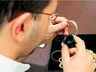 Στο «μικροσκόπιο» οι αγοραστές χρυσού