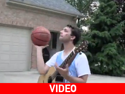 Παίζει κιθάρα και μπάσκετ… ταυτόχρονα!