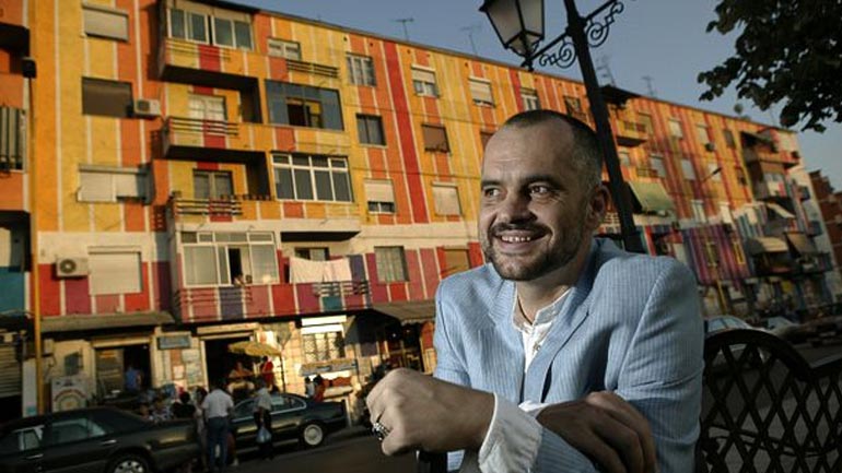 Ο Αλβανός πρωθυπουργός κάνει βόλτες το βράδυ για να καταλαβαίνει τα προβλήματα της χώρας