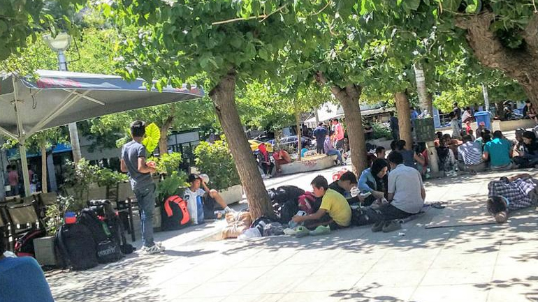 Στην πλατεία Βικτωρίας διανυκτερεύουν οι πρόσφυγες λόγω της υπερπληρότητας στον Ελαιώνα