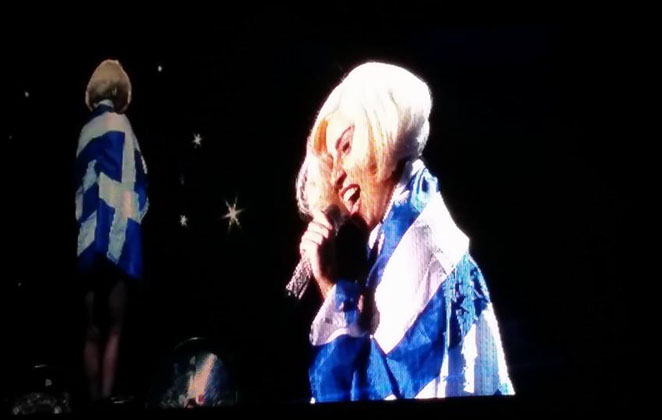 H Lady Gaga με την ελληνική σημαία