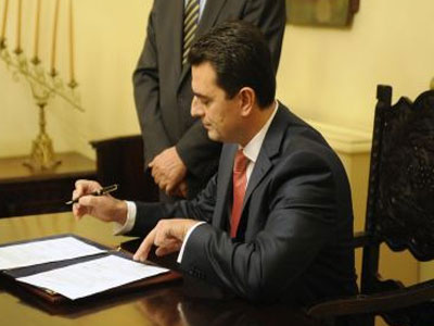 O άγιος του υπουργού O άγιος του υπουργού