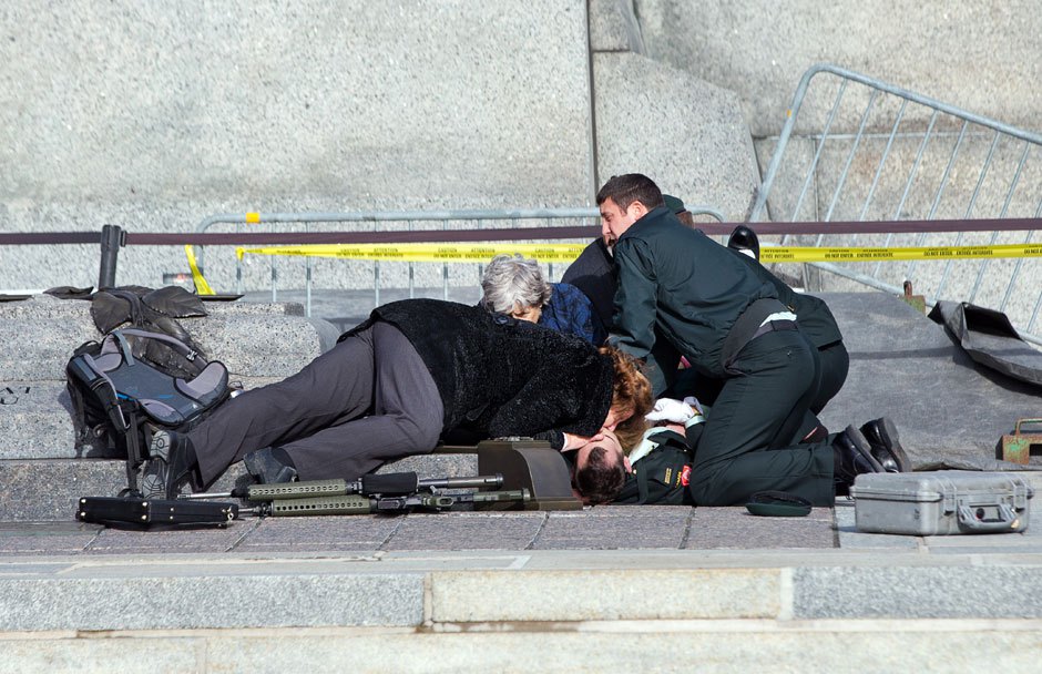 Ο φρουρός δέχεται τις πρώτες βοήθειες του νοσηλευτικού προσωπικού