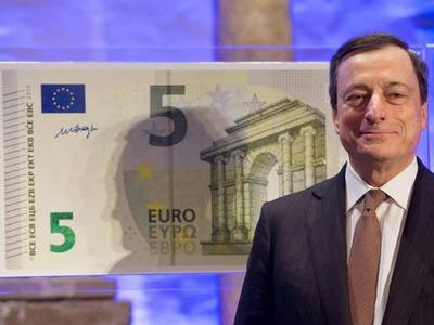 Ελληνικό χρώμα στο νέο χαρτονόμισμα των 5 ευρώ Ελληνικό χρώμα στο νέο χαρτονόμισμα των 5 ευρώ