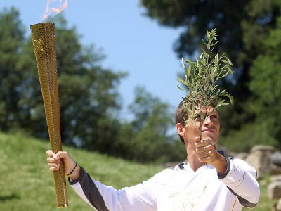 Ο Πειραιάς υποδέχεται την Oλυμπιακή Φλόγα Ο Πειραιάς υποδέχεται την Oλυμπιακή Φλόγα