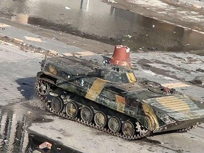 Κυβερνητικά στρατεύματα σφυροκοπούν τη Χομς