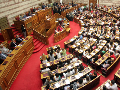 Υψηλοί τόνοι στη Βουλή για την αντισυνταγματικότητα του πολυνομοσχεδίου