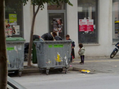 Ξάνθη: Οικογένεια ψάχνει τρόφιμα μέσα στα σκουπίδια