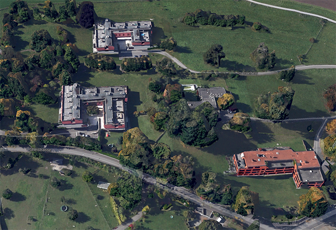 Τα συγκροτήματα κατοικιών στο Kilchberg της Ζυρίχης όπου διαμένει ο εκδότης και η οικογένειά του