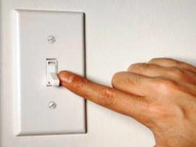 Κατεβάζουν τους διακόπτες του ηλεκτρικού