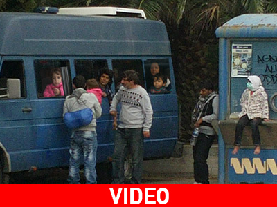 Λέσβος: Toυρίστες αντίκρισαν κλούβες με κρατούμενους μετανάστες Λέσβος: Toυρίστες αντίκρισαν κλούβες με κρατούμενους μετανάστες