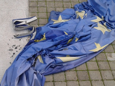 Έκαψαν τη σημαία της Ευρωπαϊκής Ένωσης-κατάληψη στο γραφείο Μπουτάρη