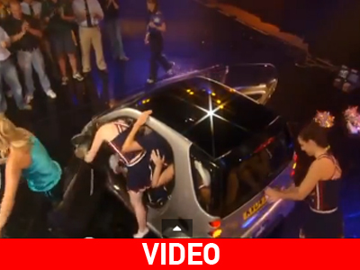 Χωράνε 16 γυναίκες σ’ ένα SMART;