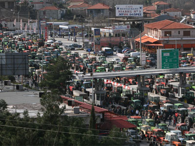 Β. Ελλάδα: Αμετακίνητοι στα μπλόκα παραμένουν οι αγρότες Β. Ελλάδα: Αμετακίνητοι στα μπλόκα παραμένουν οι αγρότες