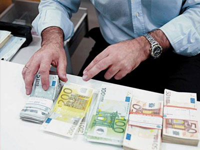 Αυξάνονται οριακά οι καταθέσεις στις τράπεζες