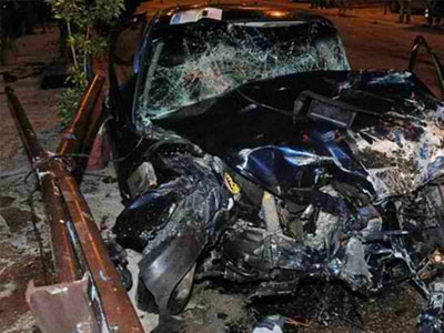 Αυτοκίνητο καρφώθηκε σε μπαλκόνι στο Μενίδι- Νεκρός ένας 20χρονος