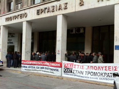 Συνεχίζουν την απεργία τους οι χαλυβουργοί