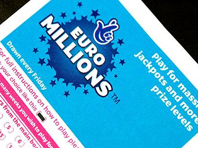 Kέρδισε 72 εκατ. ευρώ και δώρισε τα 50 σε ιδρύματα