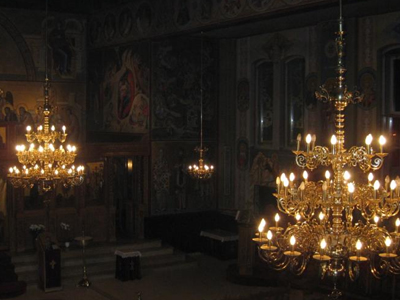 Οι πολυέλαιοι «έκαναν φτερά» με τις ευλογίες του παπά!