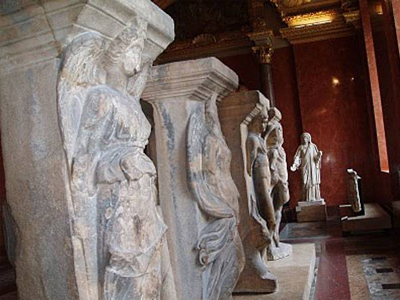 Συμφωνία με το Μουσείο του Λούβρου για τα αντίγραφα των «Μαγεμένων»