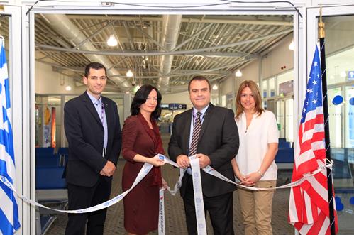 Η ομάδα του αεροδρομίου με τον εκπρόσωπο της American Airlines