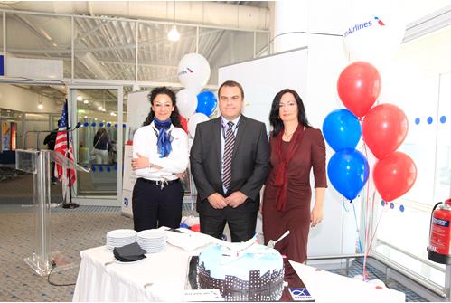 Από δεξιά: η κ. Ιωάννα Παπαδοπούλου, Διευθύντρια Επικοινωνίας & Μάρκετινγκ ΔΑΑ, ο κ. Andy Kynoch, Director Airport Customer Service Europe & Middle East, American Airlines & η εκπρόσωπος της Goldair Handling