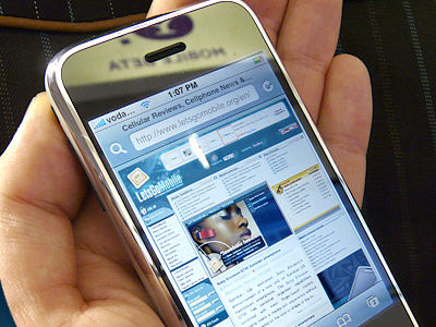 Σερφάρουν στο διαδίκτυο μέσω smartphones