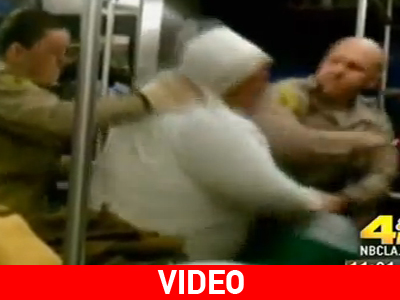 Αστυνομικός ξυλοφορτώνει ΑμεΑ