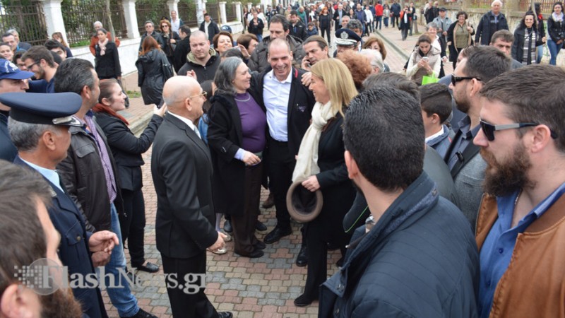 O Γιάνης Βαρουφάκης με την σύζυγό του Δανάη Στράτου περιτριγυρισμένος από Χανιώτες