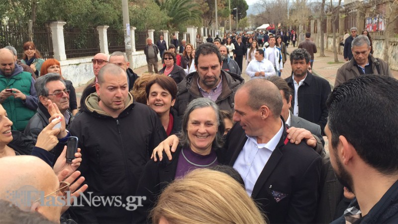 Οι φωτογραφίες έπεφταν βροχή