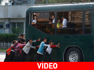 Hλεκτροκίνητα λεωφορεία φορτίζουν στον δρόμο Hλεκτροκίνητα λεωφορεία φορτίζουν στον δρόμο