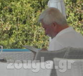 Απολαμβάνοντας τον καφέ του στο εστιατόριο