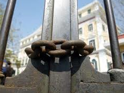 Μαύρες σημαίες έξω από τη Γ.Γ. Μακεδονίας Θράκης