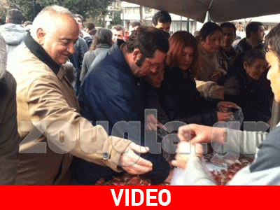 Ουρές για τα δωρεάν αγροτικά προϊόντα στο Σύνταγμα