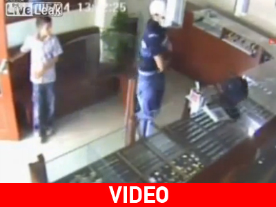 Aνήλικος αφόπλισε ληστή!