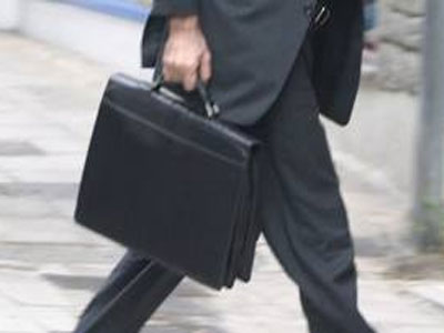 Παρέδωσε τσάντα με 13.800 ευρώ που βρήκε στο κατάστημά της!