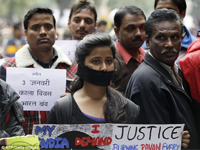 Ινδία: Ξεψύχησε η 15χρονη που τής έβαλαν φωτιά οι επίδοξοι βιαστές της