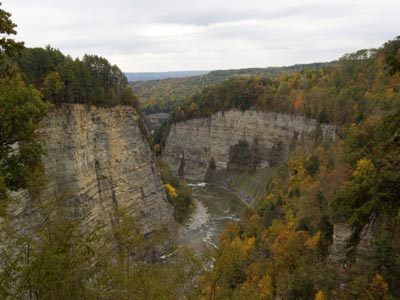Eπιβίωσε από πτώση σε φαράγγι χωρίς γρατζουνιά