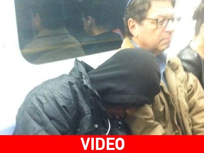 Εσείς θα αφήνατε κάποιον άγνωστο να αποκοιμηθεί στον ώμο σας;