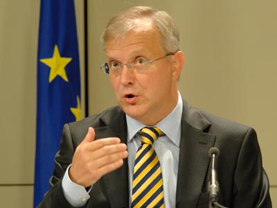 Όλι Ρεν: «Υπό συνεχή εποπτεία η Ελλάδα»