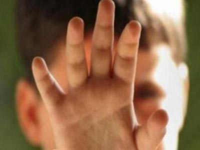 Σοκ: Γονείς έδεναν το παιδί τους με αλυσίδα 10 μέτρων