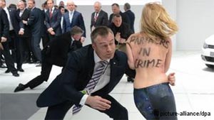 Γυμνόστηθη διαδηλώτρια