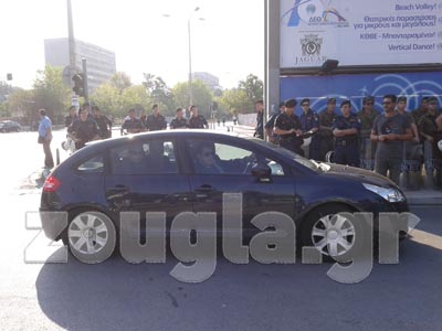 Στην ουρά για να μπει στη ΔΕΘ ο Άδωνις