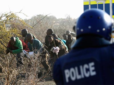 Αιματηρές συγκρούσεις απεργών – αστυνομίας στη Ν. Αφρική