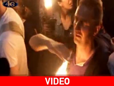 Έλληνας έπιασε το Άγιο Φως χωρίς να καεί