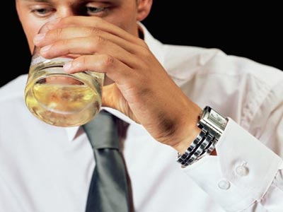 Το αλκοόλ μπορεί να προκαλέσει σοβαρά εγκεφαλικά επεισόδια