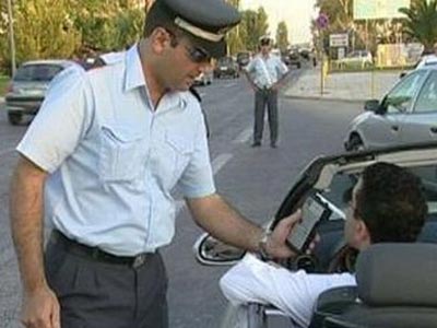 Πιάστηκαν να οδηγούν μεθυσμένοι
