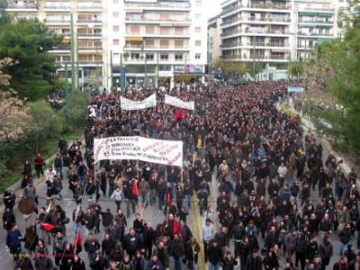 Σε εξέλιξη η πορεία αλληλεγγύης στον Βόλο